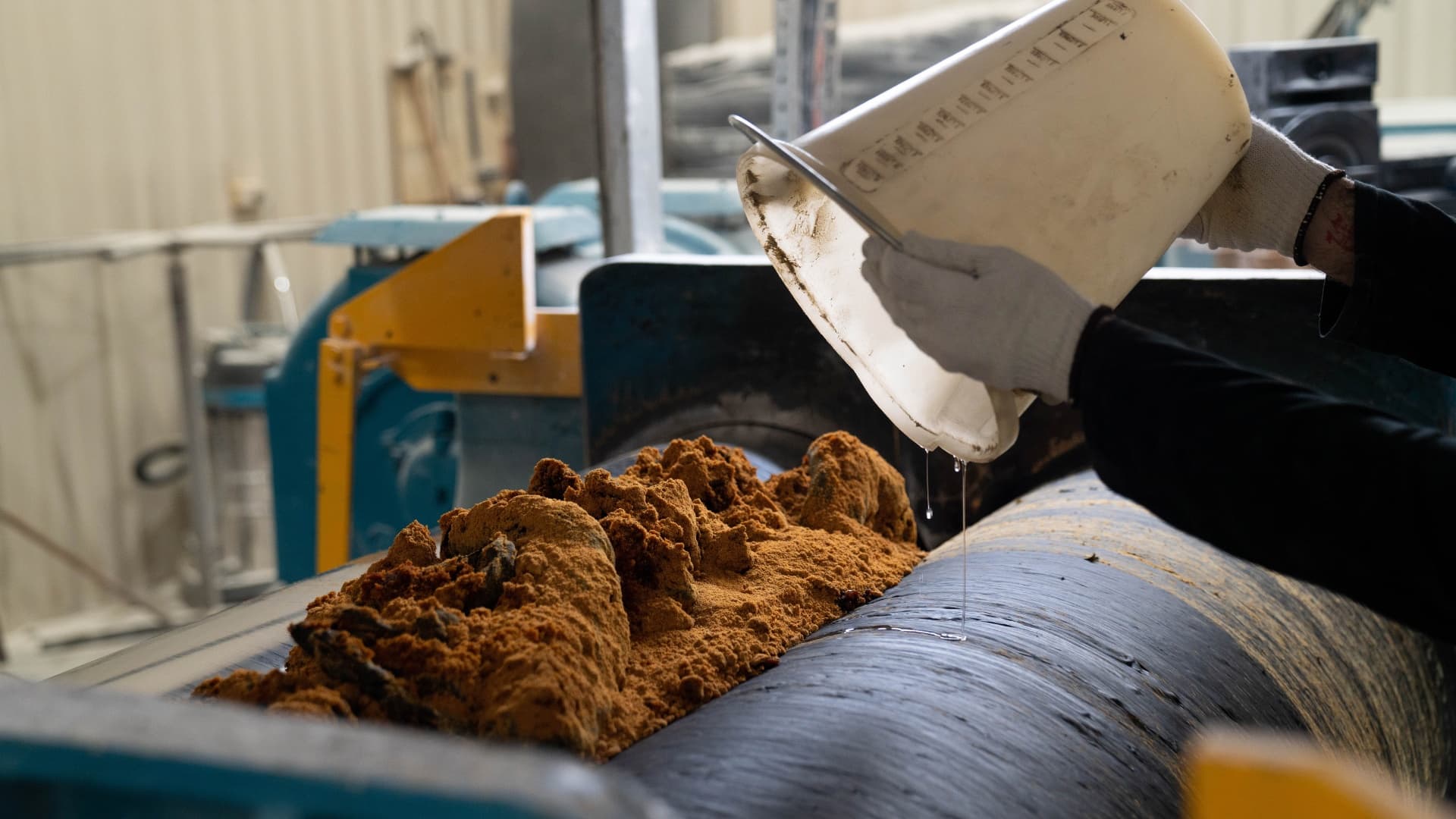 Rubber compound mixing in the internal mixer at RDL